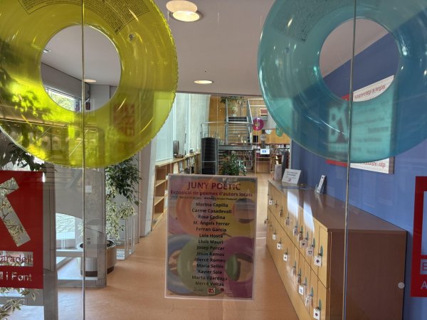 La Biblioteca dedica un mes a la poesia amb una exposició de poetes locals La Biblioteca dedica un mes a la poesia amb una exposició de poetes locals