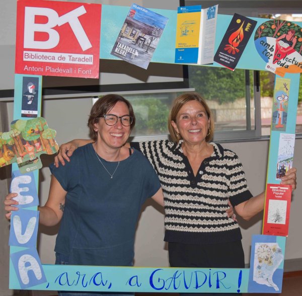 Relleu al capdavant de la Biblioteca Antoni Pladevall i Font Relleu al capdavant de la Biblioteca Antoni Pladevall i Font