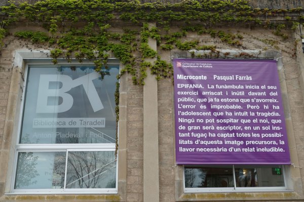 Un microconte de Pasqual Farràs, a la façana de la Biblioteca de Taradell