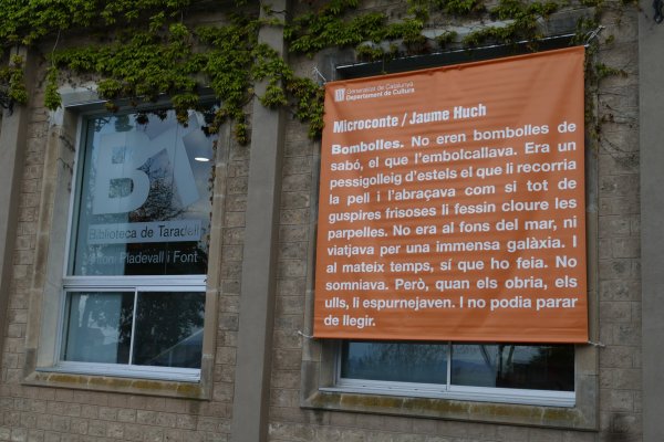 Un microconte de l'escriptor Jaume Hugh a la façana de la Biblioteca Un microconte de l'escriptor Jaume Hugh a la façana de la Biblioteca