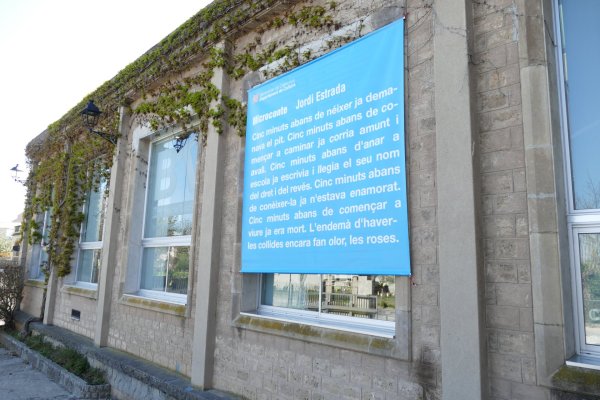 Un microconte de Jordi Estrada, a la façana de la Biblioteca de Taradell