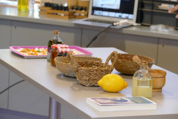 Taller experimental: 'Del perfum al crim' amb Esther Solans Taller experimental: 'Del perfum al crim' amb Esther Solans
