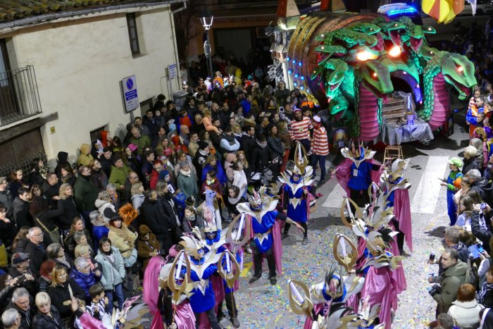 FOTOS i VÍDEOS. Carnaval multitudinari a Taradell, amb nova victòria dels Troneres