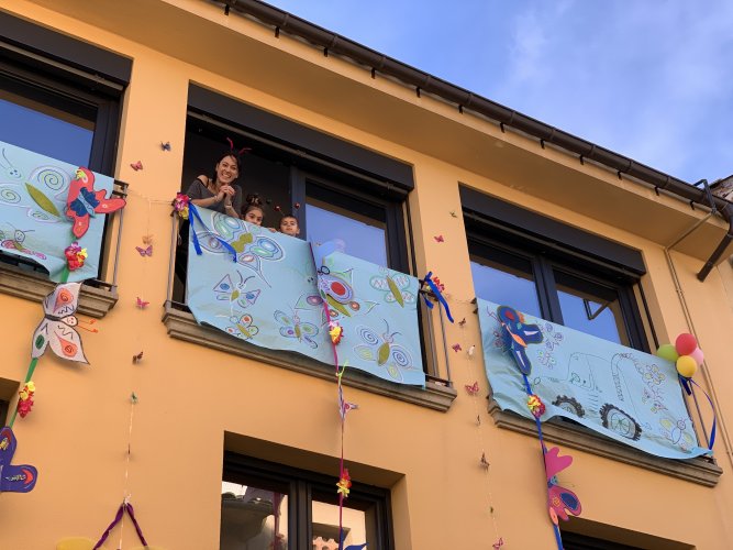 GALERIA DE FOTOS. Arlet i Martí Codina, i Mireia Redorta guanyen el concurs de balcons i finestres de Carnaval