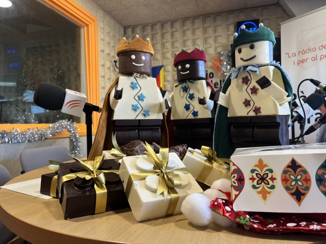 FOTOS. Nou èxit del Concurs de Reis, que repateix 200 regals entre els oients