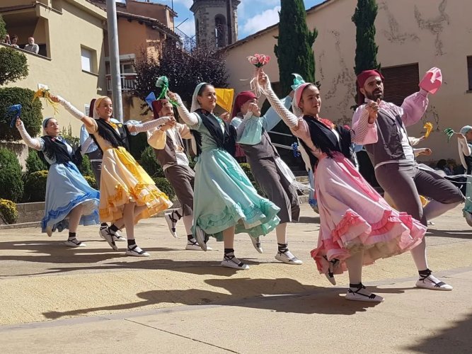 FOTOS. Lluïda ballada de l'Esbart Sant Genís a Sant Pere de Torelló