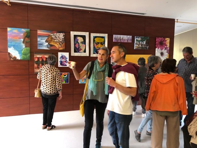 FOTOS. Exposició de dibuix i pintura dels alumnes adults a l'escola d'arts L'Arpa