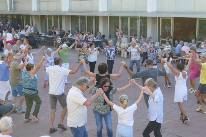 FOTOS. Sardanes-berenar per tancar la festa major