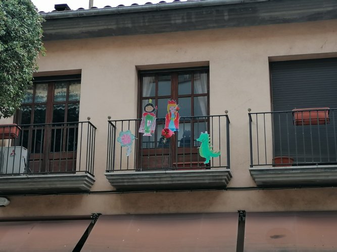 GALERIA DE FOTOS. Un Sant Jordi atípic, traslladat a finestres i balcons