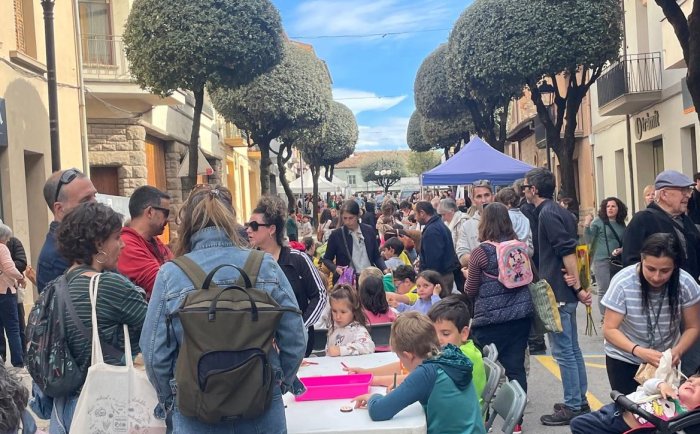 FOTOS. Taradell viu un nou Sant Jordi massiu, amb roses, llibres i molta gent als carrers
