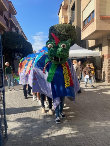 FOTOS. Taradell viu un Sant Jordi multitudinari amb els carrers ben plens de gent