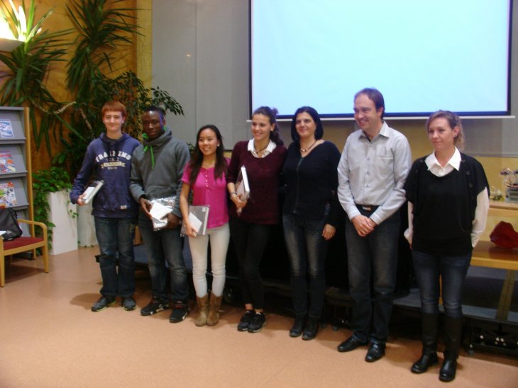 Foto de grup dels alumnes i professors de l\'Institut de Taradell amb en Lluis Verdaguer, alcalde de Taradell. 