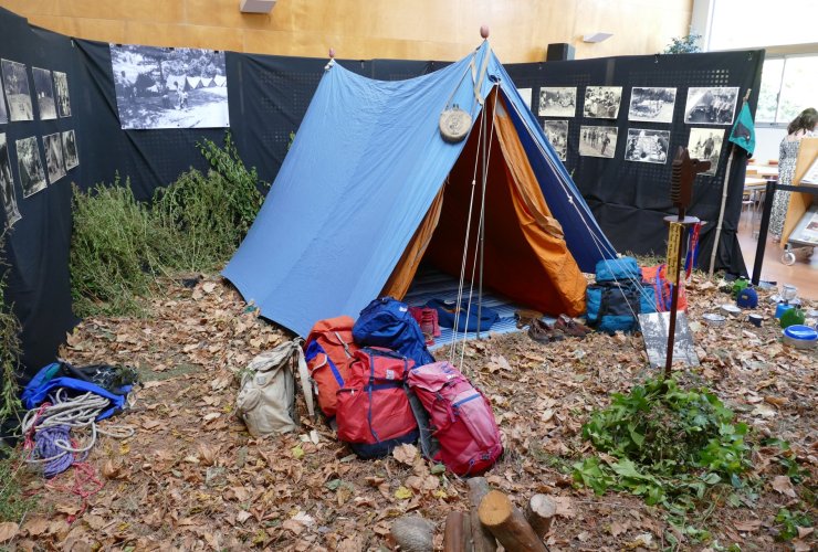 La Biblioteca acull una exposició sobre la història de l’Agrupament Escolta Rocaguinarda