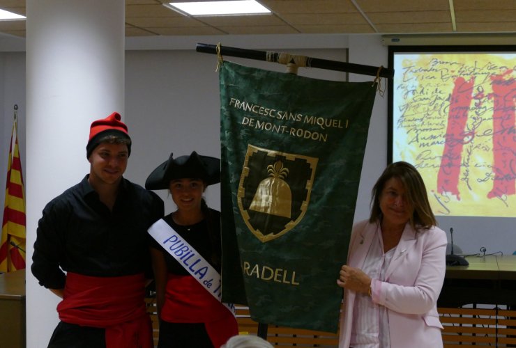 Mercè Puntí repassa el Pacte dels Vigatans i reivindica la memòria històrica en l’acte de lliurament del Penó de la Marxa