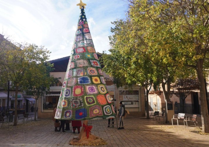 'La Teranyina' de Som Dones fa una crida a elaborar un arbre de Nadal comunitari de ganxet
