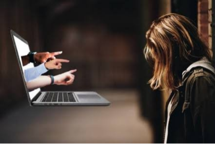 Les pantalles que silencien: la violència digital és violència masclista