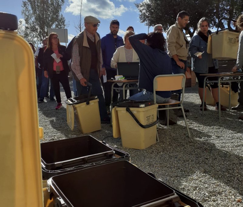 Repartiment dels nous cubells xipats per a la recollida selectiva de deixalles, als veïns de Mont-rodon