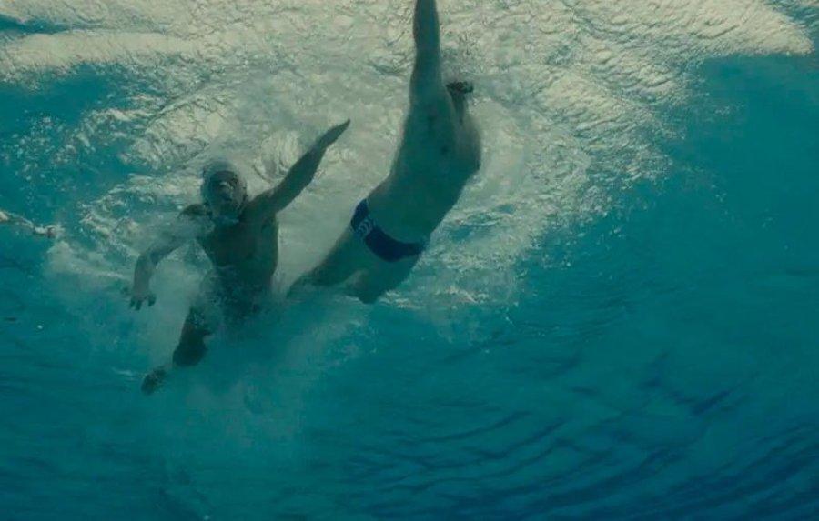 42 segons — Fotograma submarí contrapicat de dos homes dins la piscina competint en un partit de waterpolo