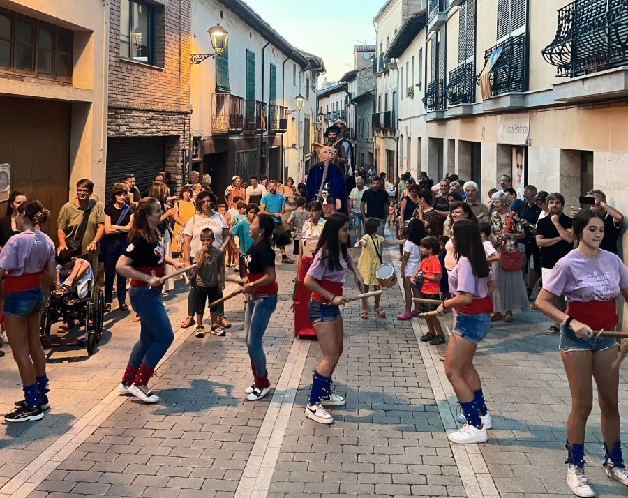 Cercavila de Gegants i Ball de bastons amb l'Esbart Sant Genís i els Geganters Cercavila de Gegants i Ball de bastons amb l'Esbart Sant Genís i els Geganters