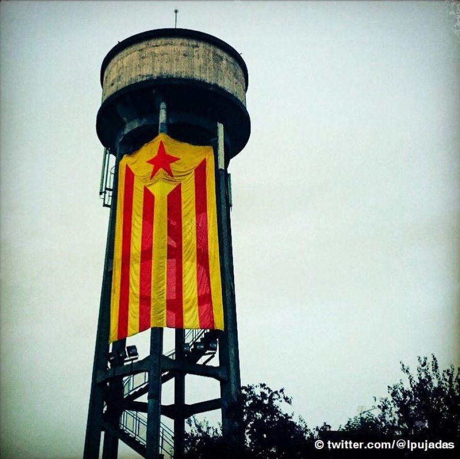 Estelada gegant al dipòsit de Can Costa © twitter.com/@lpujadas