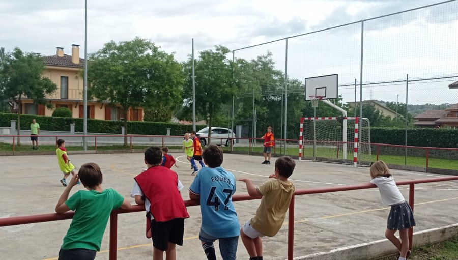 Futbol a la pista de Mont-rodon Futbol a la pista de Mont-rodon