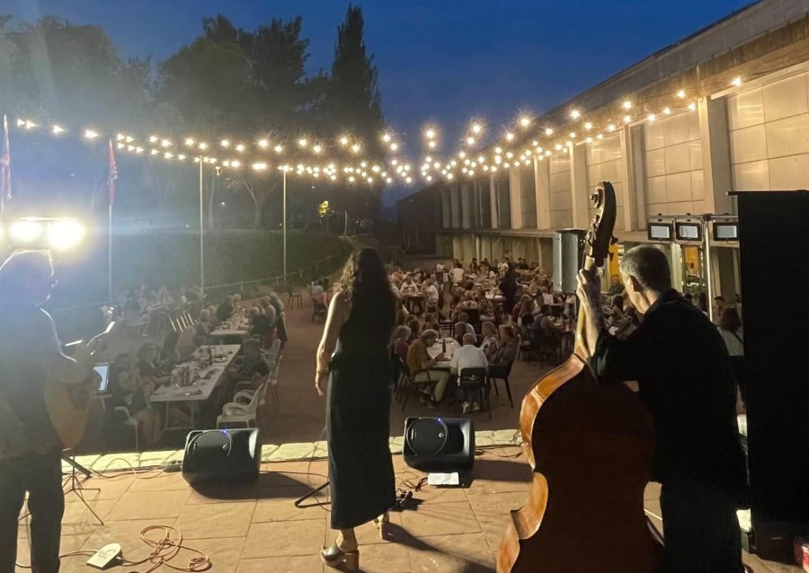 Prerevetlla de Sant Joan amb la il·luminació d'estiu a Can Costa