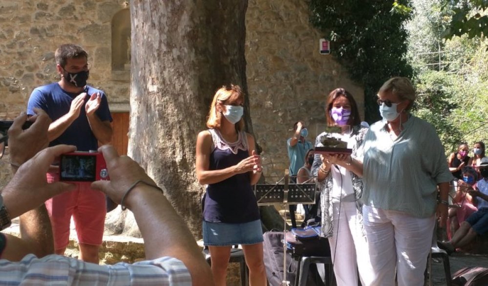 Joan Canó (regidor de Sostenibilitat), Míriam Martínez (regidora de Cultura i Patrimoni), Mercè Cabanas (alcaldessa de Taradell) i Montse Font Cuscó (amiga de la donant, Conxita Ferrer).