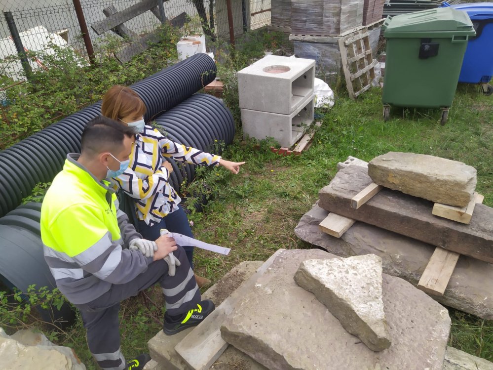 La regidora de Cultura i Patrimoni, Míriam Martínez, amb el Cap de la Brigada Municipal, inspeccionant les pedres recuperades 