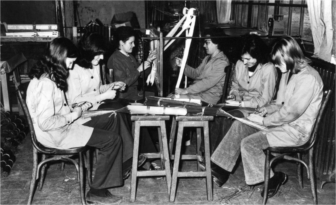 Dones treballant a la fàbrica